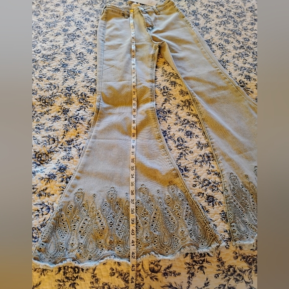 Eyelet bell bottom jeans - Picture 5 of 13